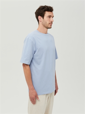 Мужская футболка COSHENE, голубая, вид сбоку, модель в летнем образе
