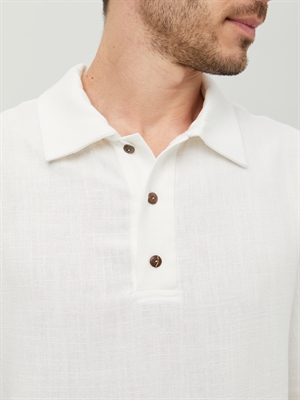 Белая льняная футболка поло COSHENE, крупный план, детали ткани и пуговиц