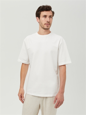 Белая мужская футболка COSHENE, базовая модель, вид спереди на модели