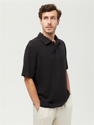 Черная льняная футболка поло COSHENE, передний вид, модель в светлых брюках