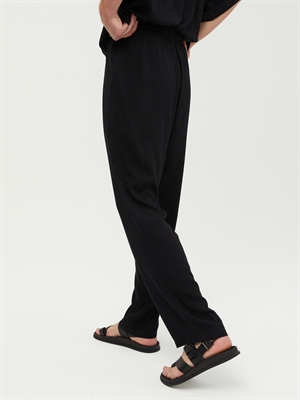 Стильные мужские брюки на резинке черного цвета, комфорт на прогулке