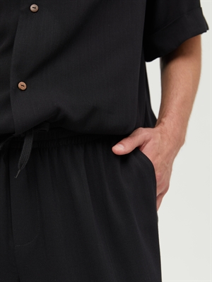 Брюки летние на резинке черного цвета от COSHENE, крупный план кармана